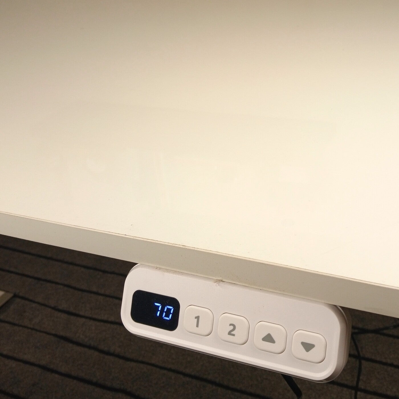Electric standing desk with white high gloss tabletop